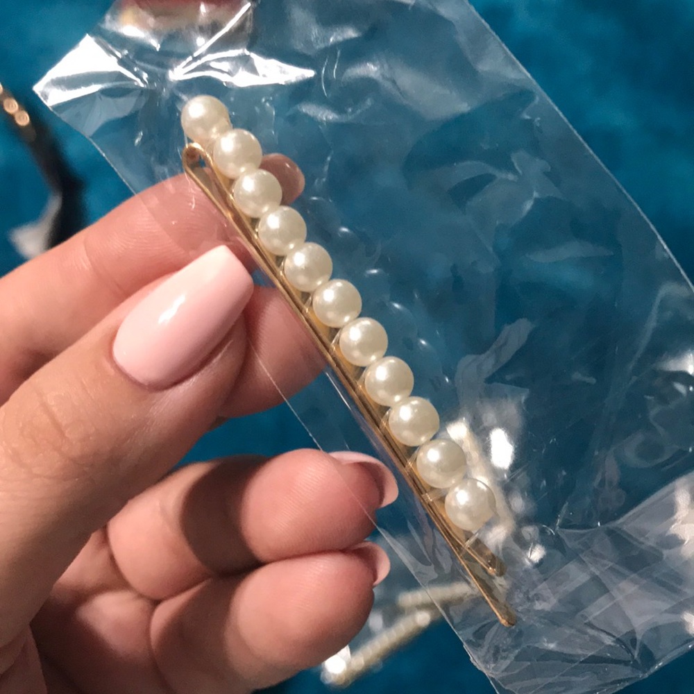 Pearl embellishment hair pin